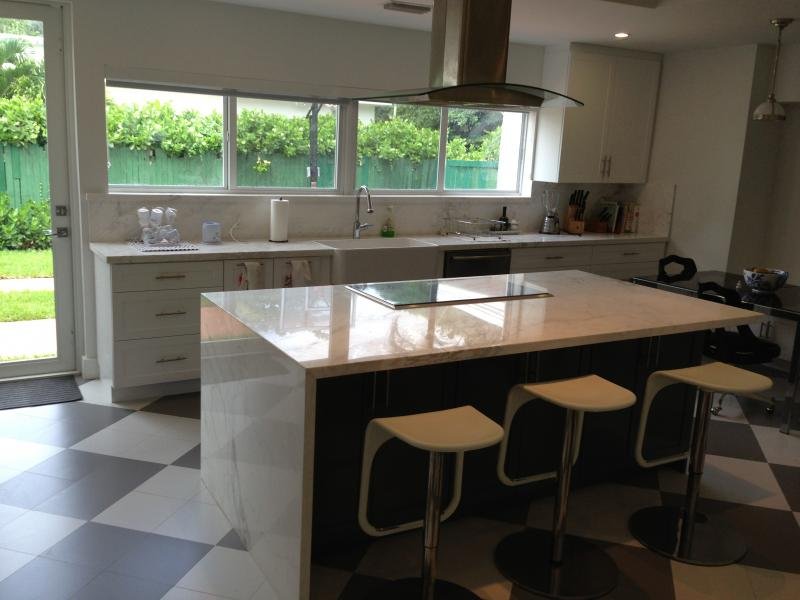 Modern custom kitchen with island built by Unique Custom Cabinet in Miami